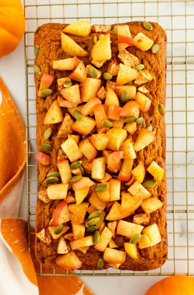 easy pumpkin bread with apples, pumpkin puree, pumpkin spice and pumpkin seeds