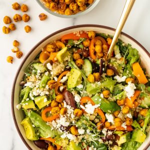 greek quinoa salad with crispy chickpeas