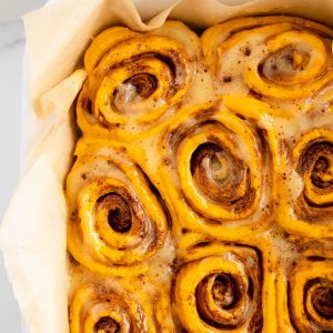 pumpkin-spice-cinnamon-rolls-with-cinnamon-mascarpone-frosting